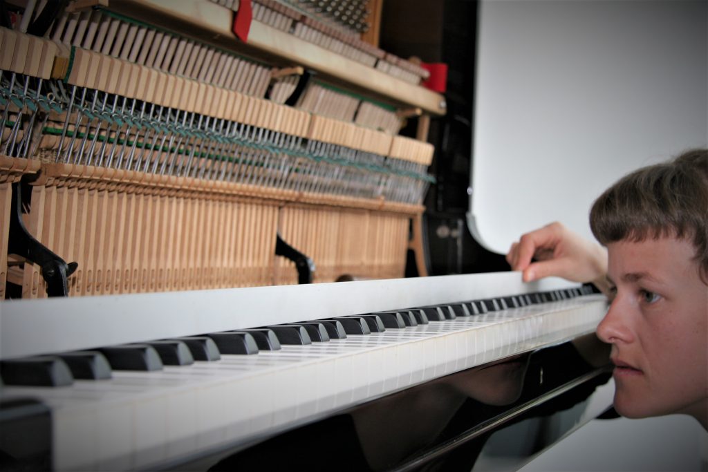 Pianohaus Hamann: Arbeitsschritt: Tasten gerade legen. Regunlierung, Gebrauchtes Klavier