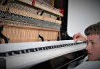 Pianohaus Hamann: Arbeitsschritt: Tasten gerade legen. Regunlierung, Gebrauchtes Klavier