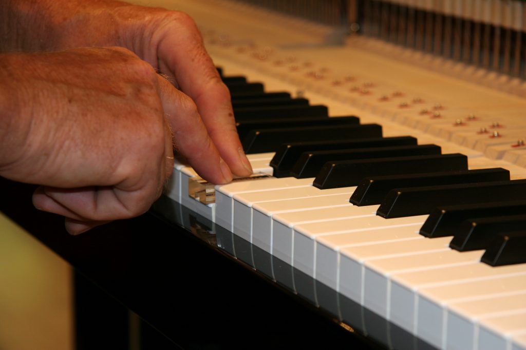 Pianohaus Hamann: Regulierung eines Klaviers, Spieltiefe