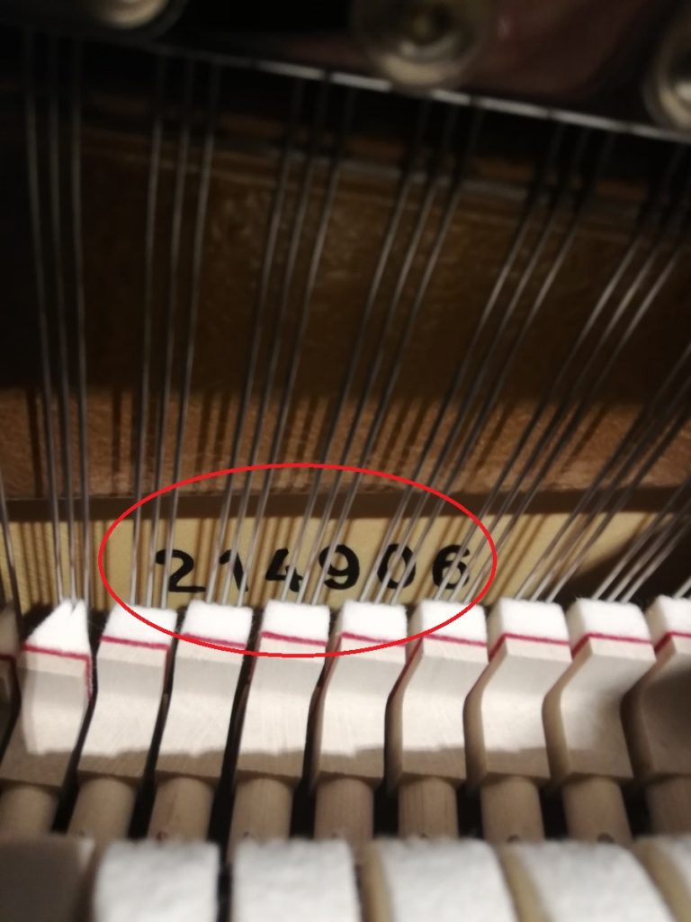 Mein Klavier: Wie finde ich die Seriennummer beim Klavier?